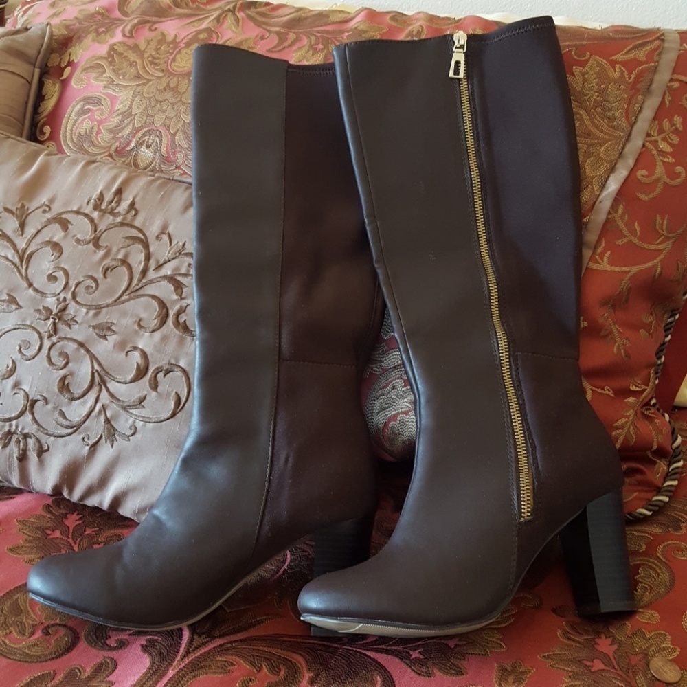 1 pair of gently worn BOOTS. Worn one time